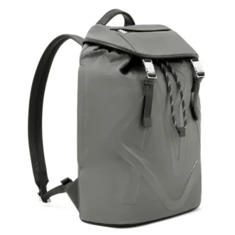 Mochila con solapa exclusiva en nailon ECONYL®