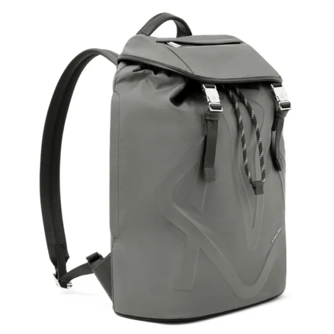Mochila con solapa exclusiva en nailon ECONYL® Mochila con solapa exclusiva en nailon ECONYL®