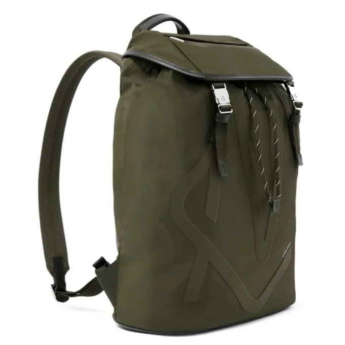 Mochila con solapa exclusiva en nailon ECONYL® Mochila con solapa exclusiva en nailon ECONYL®