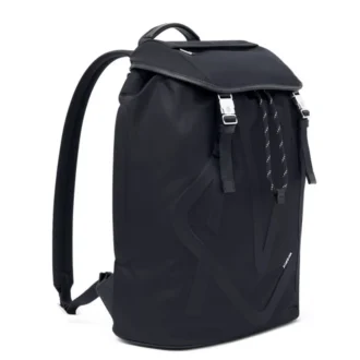 Mochila con solapa exclusiva en nailon ECONYL®
