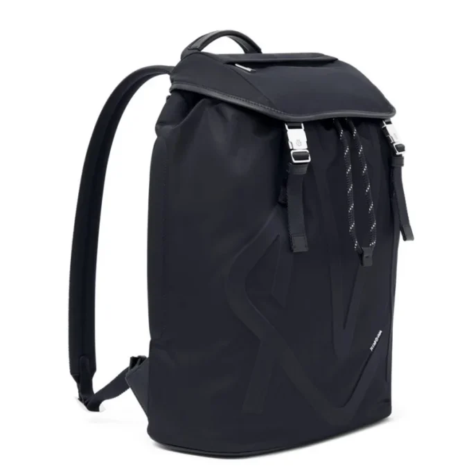 Mochila con solapa exclusiva en nailon ECONYL® Mochila con solapa exclusiva en nailon ECONYL®