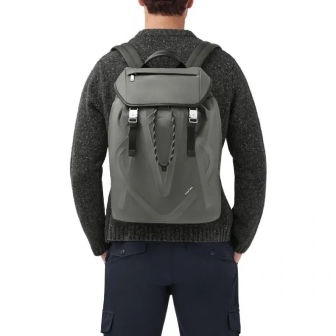 Mochila con solapa exclusiva en nailon ECONYL® Mochila con solapa exclusiva en nailon ECONYL®