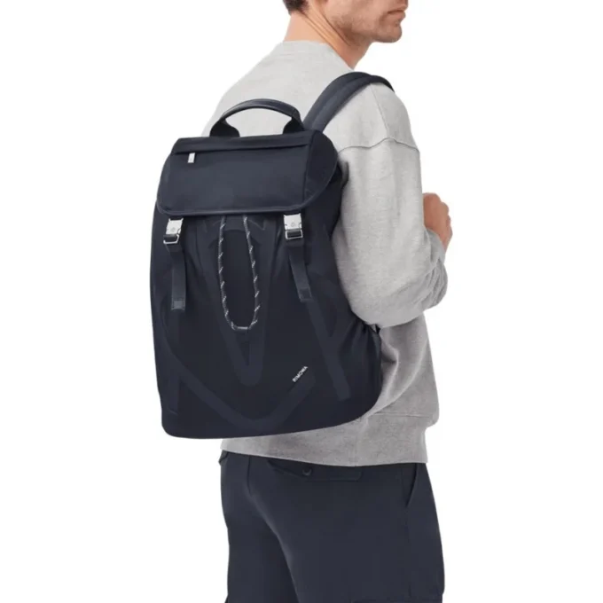 Mochila con solapa exclusiva en nailon ECONYL® Mochila con solapa exclusiva en nailon ECONYL®